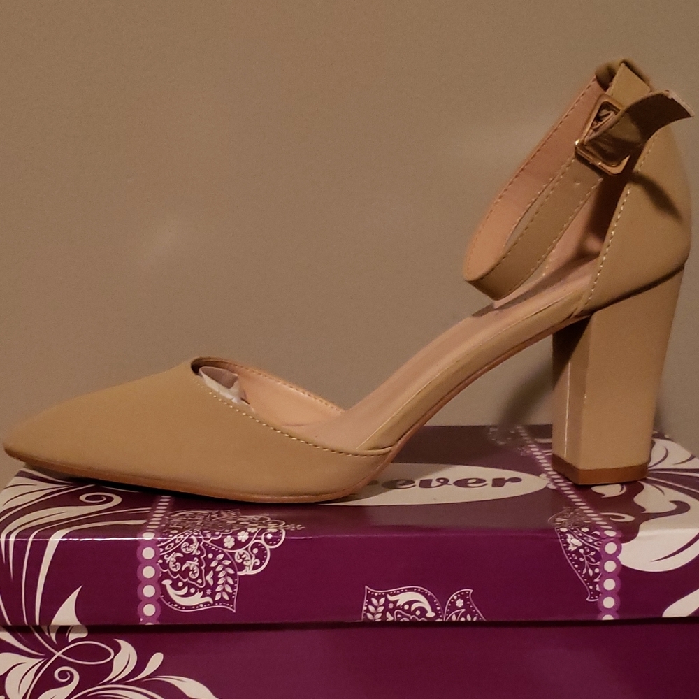 Nude pumps
